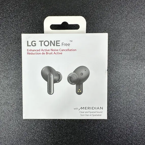 Persona usando los auriculares LG Tone Free FP5 durante un entrenamiento