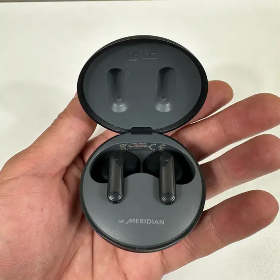 Persona usando los auriculares LG Tone Free FP5 durante un entrenamiento
