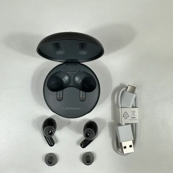 Persona usando los auriculares LG Tone Free FP5 durante un entrenamiento