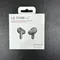 Persona usando los auriculares LG Tone Free FP5 durante un entrenamiento